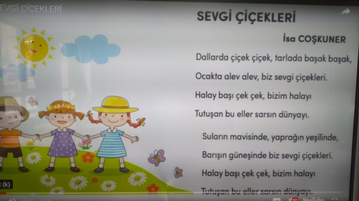 3/D sınıfı müzik dersinde SEVGİ ÇİÇEKLERİ adlı şarkıyı seslendirdi.